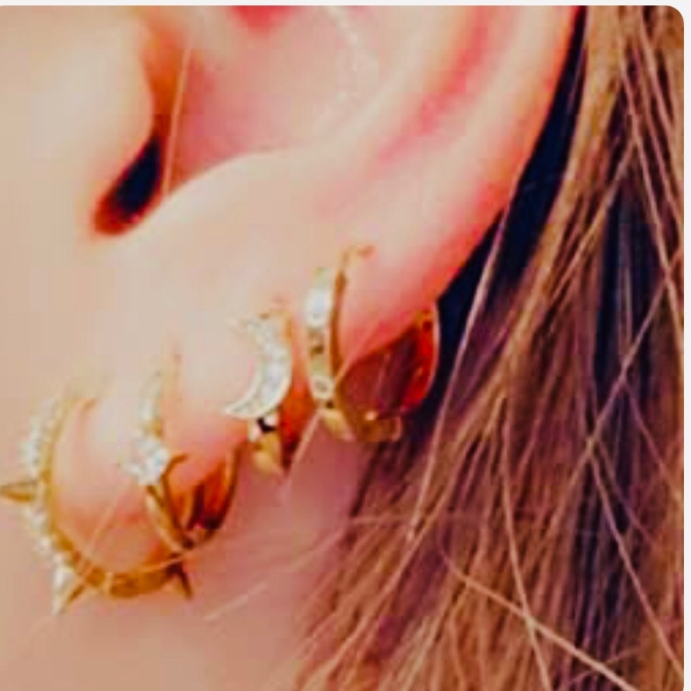 :: Delicate⚜️[GOLD]&Crystal Pavé Huggie Hoop Earrings - Picture 4 of 10